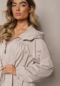 Renee - Beżowa Kurtka w Stylu Parki Wiązana w Pasie Nevithia. Okazja: na co dzień. Kolor: beżowy. Materiał: jeans, skóra. Styl: elegancki, casual #4