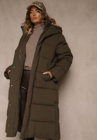 Renee - Ciemnozielona Kurtka z Kapturem o Długim Kroju Ozdobiona Pikowaniem Acaltee. Okazja: na co dzień. Typ kołnierza: kaptur. Kolekcja: plus size. Kolor: zielony. Długość: długie. Wzór: aplikacja. Sezon: zima. Styl: casual, elegancki #3