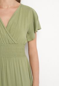 Born2be - Zielona Wiskozowa Kopertowa Sukienka o Rozkloszowanym Kroju Nellrive. Okazja: na co dzień. Typ kołnierza: dekolt w serek. Kolor: zielony. Materiał: wiskoza. Długość rękawa: krótki rękaw. Typ sukienki: kopertowe. Styl: casual, elegancki #6