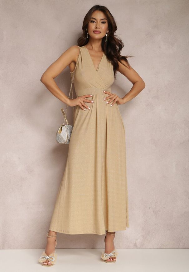 Renee - Beżowo-Złota Sukienka Sematea. Kolor: beżowy. Wzór: aplikacja. Typ sukienki: rozkloszowane, kopertowe. Styl: elegancki. Długość: maxi