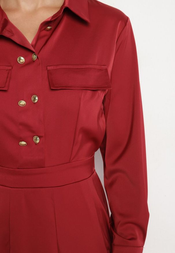 Born2be - Bordowa Rozkloszowana Sukienka o Koszulowym Kroju z Imitacją Kieszeni i Gumką w Talii Rizza. Okazja: na co dzień. Kolor: czerwony. Typ sukienki: koszulowe. Styl: elegancki, klasyczny, casual, wizytowy