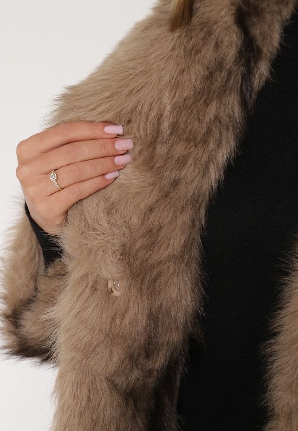 Born2be - Brązowy Płaszcz Futro z Szerokim Kołnierzem i Kieszeniami Ezinda. Okazja: na co dzień, na spotkanie biznesowe, do pracy. Typ kołnierza: golf. Kolor: brązowy. Materiał: futro. Styl: casual, biznesowy, elegancki, klasyczny