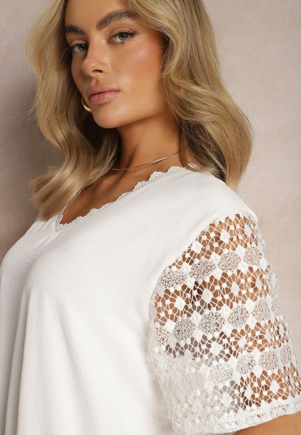 Renee - Biała Pudełkowa Sukienka Mini z Koronkowymi Wykończeniami Oirelyn. Kolor: biały. Materiał: koronka. Sezon: lato. Długość: mini
