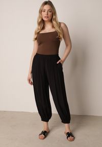 Born2be - Czarne Baloniaste Spodnie z Wysokim Stanem w Stylu Casual Lilanya. Okazja: na co dzień. Stan: podwyższony. Kolor: czarny. Długość: krótkie. Sezon: lato, wiosna. Styl: casual #5