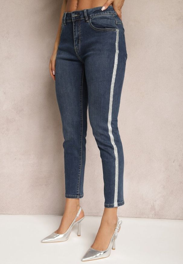 Renee - Granatowe Jeansy o Fasonie Skinny z Lampasami z Brokatu Qistella. Okazja: na co dzień. Kolor: niebieski. Długość: długie. Styl: wizytowy, casual, rockowy