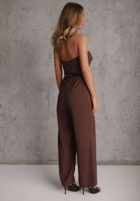 Renee - Brązowy Kombinezon VICES Bandeau z Falbankami i Paskiem w Eleganckim Stylu Pinoia. Kolor: brązowy. Długość rękawa: bez rękawów. Styl: elegancki #3