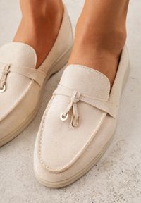 Renee - Beżowe Mokasyny z Imitacji Zamszu Zdobione Zawieszką i Przeszyciem Aezoris. Okazja: na co dzień. Kolor: beżowy. Materiał: zamsz. Wzór: aplikacja. Styl: casual, elegancki #6