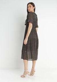Born2be - Czarna Sukienka Koti. Typ kołnierza: kołnierz z falbankami. Kolor: czarny. Materiał: tkanina. Długość rękawa: krótki rękaw. Wzór: nadruk, aplikacja, kwiaty. Długość: midi #3