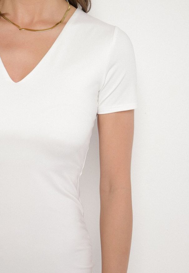 Born2be - Biała Sukienka Dopasowana Bodycon z Dekoltem w Serek Efricene. Okazja: na co dzień. Typ kołnierza: dekolt w serek. Kolor: biały. Materiał: jeans. Długość rękawa: krótki rękaw. Typ sukienki: bodycon. Styl: casual, klasyczny