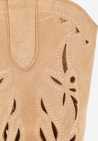 Renee - Ciemnobeżowe Botki Vices na Słupku Kowbojki z Ażurową Cholewką Rivori. Okazja: na co dzień. Zapięcie: zamek. Kolor: beżowy. Szerokość cholewki: normalna. Wzór: ażurowy. Materiał: jeans. Obcas: na słupku. Styl: casual, elegancki. Wysokość obcasa: średni #7