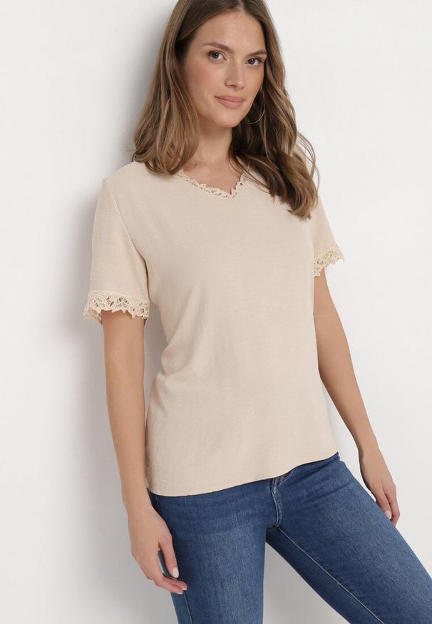 Born2be - Beżowa Bluzka z Siateczkowymi Wstawkami o Luźnym Fasonie Sylvina. Okazja: na co dzień. Kolor: beżowy. Styl: casual