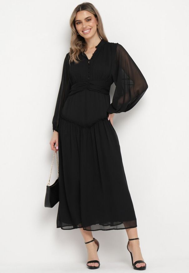 Born2be - Czarna Długa Sukienka Koktajlowa w Stylu Retro z Plisami i Stójką Leowia. Typ kołnierza: kołnierzyk stójkowy. Kolor: czarny. Styl: wizytowy, retro. Długość: maxi