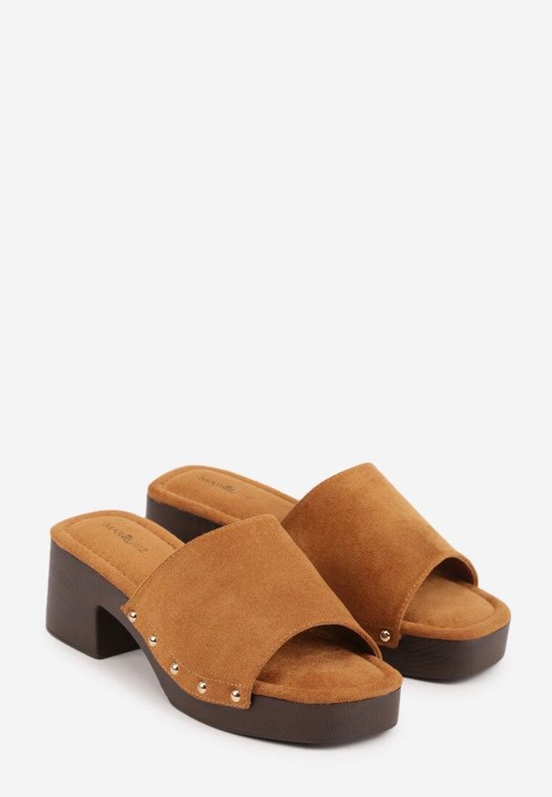 Renee - Jasnobrązowe Klapki w Stylu Drewniaków z Nitami na Klockowym Obcasie Junikofa. Okazja: na co dzień. Kolor: brązowy. Materiał: zamsz, koronka. Obcas: na obcasie. Styl: rockowy, casual. Wysokość obcasa: średni