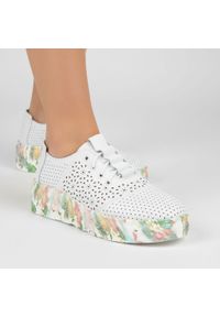 Półbuty damskie Artiker, cholewka ze skóry naturalnej perforowana konstrukcja z klasycznym sznurowaniem podwyższona podeszwa o dekoracyjnej strukturz. Okazja: na co dzień. Kolor: biały. Materiał: skóra. Szerokość cholewki: normalna #4