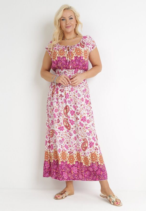 Born2be - Różowo-Biała Bawełniana Sukienka Maxi z Hiszpańskim Dekoltem i Gumkami w Talii Abagal. Typ kołnierza: dekolt hiszpanka. Kolor: różowy. Materiał: bawełna. Wzór: kwiaty. Sezon: wiosna, lato. Typ sukienki: rozkloszowane. Długość: maxi