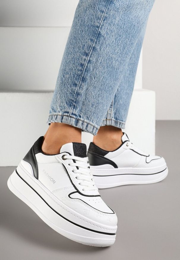 Renee - Biało-Czarne Sneakersy na Platformie Ozdobione Brokatem i Napisem Udivoria. Okazja: na co dzień. Kolor: biały. Materiał: jeans. Wzór: napisy, aplikacja. Obcas: na platformie