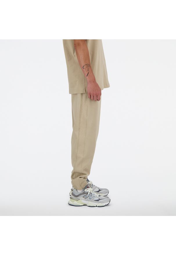 Spodnie męskie New Balance MP41508SOT – beżowe. Kolor: beżowy. Materiał: dresówka, bawełna, tkanina