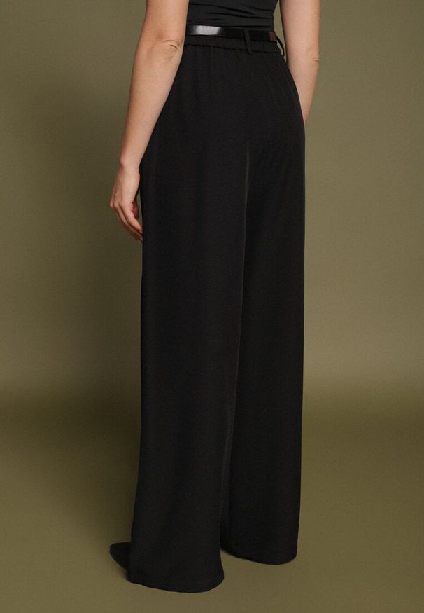 Born2be - Czarne Garniturowe Spodnie o Szerokim Kroju z Paskiem Corrive. Stan: podwyższony. Kolor: czarny. Styl: elegancki, klasyczny