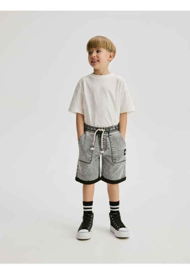 Reserved - Denimowe szorty regular - jasnoszary. Kolor: szary. Materiał: dzianina, bawełna