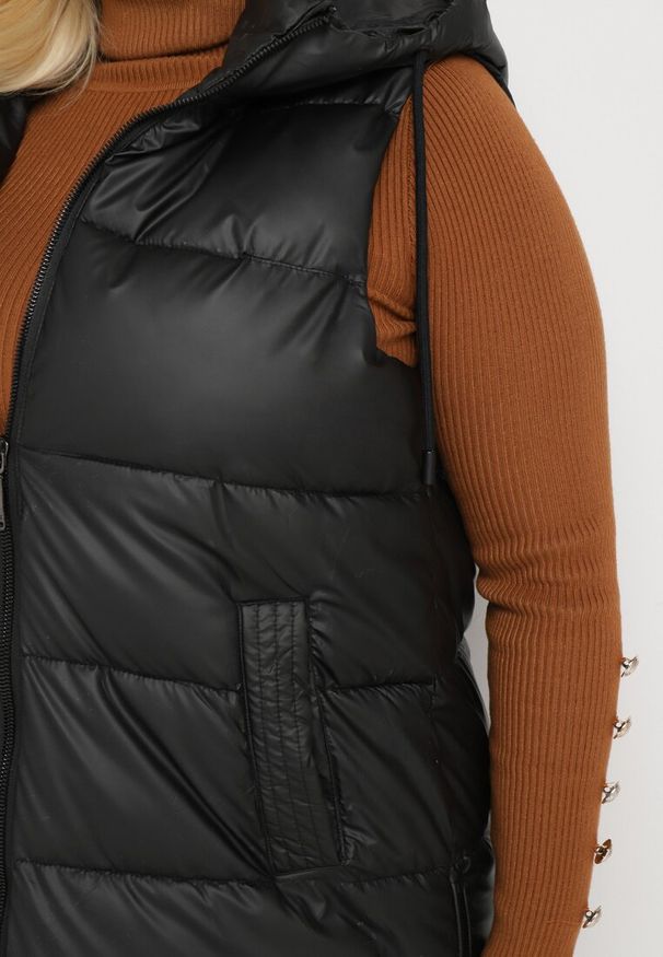 Born2be - Czarna Pikowana Kamizelka z Kapturem na Suwak i Napy Timella. Okazja: na co dzień, na spacer. Typ kołnierza: kaptur. Kolekcja: plus size. Kolor: czarny. Materiał: jeans. Wzór: aplikacja. Styl: klasyczny, casual, elegancki