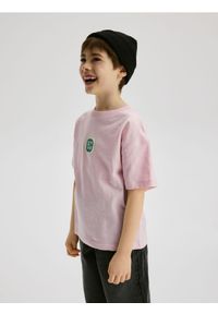 Reserved - Bawełniany t-shirt z aplikacją - pastelowy róż. Kolor: różowy. Materiał: bawełna. Wzór: aplikacja #1