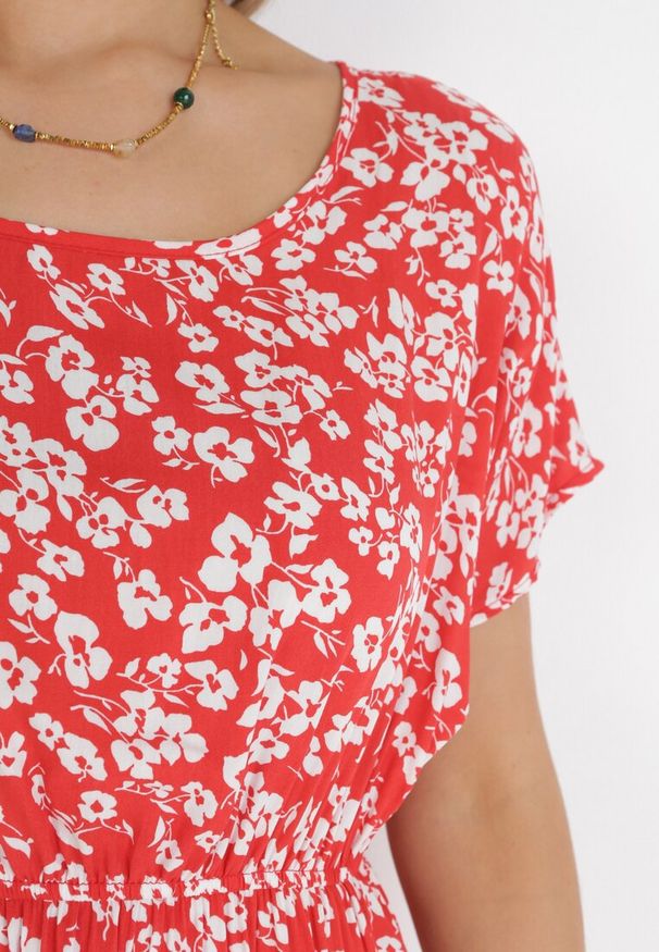 Born2be - Czerwona Sukienka z Wiskozy w Kwiaty i Gumką w Pasie Alixeme. Kolor: czerwony. Materiał: wiskoza. Wzór: kwiaty. Sezon: lato