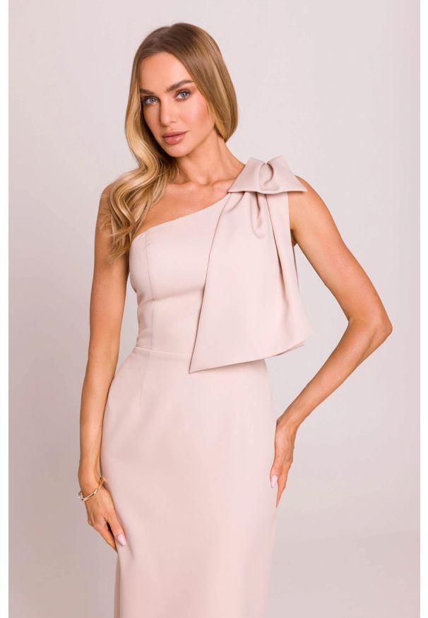 MOE - Elegancka sukienka ołówkowa na jedno ramię z kokardą j. beż. Okazja: na ślub cywilny, na wesele, na imprezę. Typ kołnierza: kokarda. Kolor: beżowy. Typ sukienki: ołówkowe. Styl: elegancki