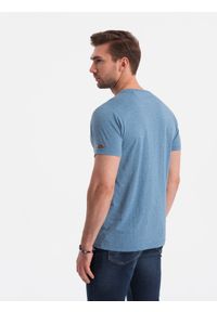 Ombre Clothing - Męski t-shirt fullprint z kolorowymi literami - niebieski denim V4. Okazja: na co dzień. Kolor: niebieski. Materiał: denim. Wzór: kolorowy. Styl: klasyczny, casual #6