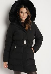 Born2be - Czarna Pikowana Kurtka z Paskiem w Talii i Kapturem Daicy. Okazja: na co dzień. Kolor: czarny. Materiał: jeans. Styl: elegancki, casual, klasyczny #1