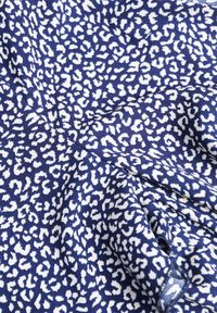 Born2be - Granatowa Sukienka Theminophe. Okazja: na co dzień. Kolor: niebieski. Materiał: tkanina, wiskoza, materiał. Wzór: kropki. Typ sukienki: rozkloszowane, kopertowe, proste. Styl: casual. Długość: maxi #11