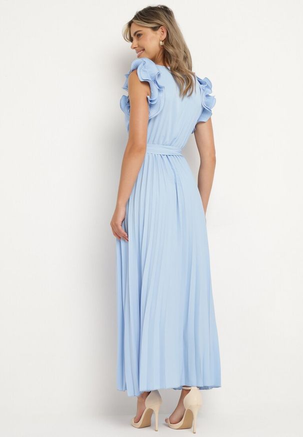 Born2be - Niebieska Sukienka z Kopertowym Dekoltem i Falbanką z Gumką w Talii i Materiałowym Paskiem Tiamaraya. Okazja: na co dzień, na spotkanie biznesowe, do pracy. Typ kołnierza: dekolt w kształcie V, kołnierz z falbankami, dekolt kopertowy. Kolor: niebieski. Materiał: materiał. Typ sukienki: kopertowe. Styl: casual, elegancki, biznesowy