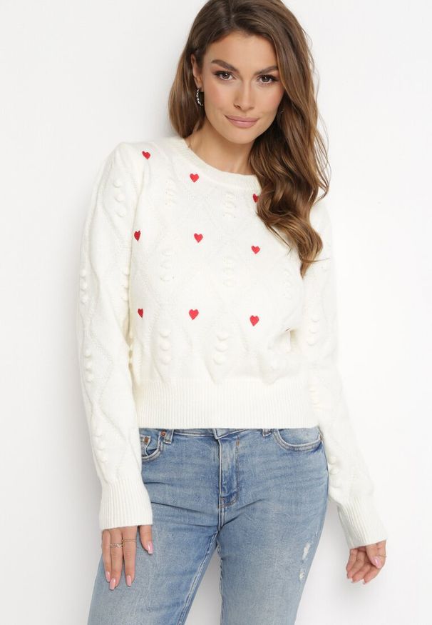 Born2be - Beżowy Sweter o Klasycznym Fasonie z Ozdobnym Haftem Aggela. Kolor: beżowy. Wzór: haft. Styl: klasyczny