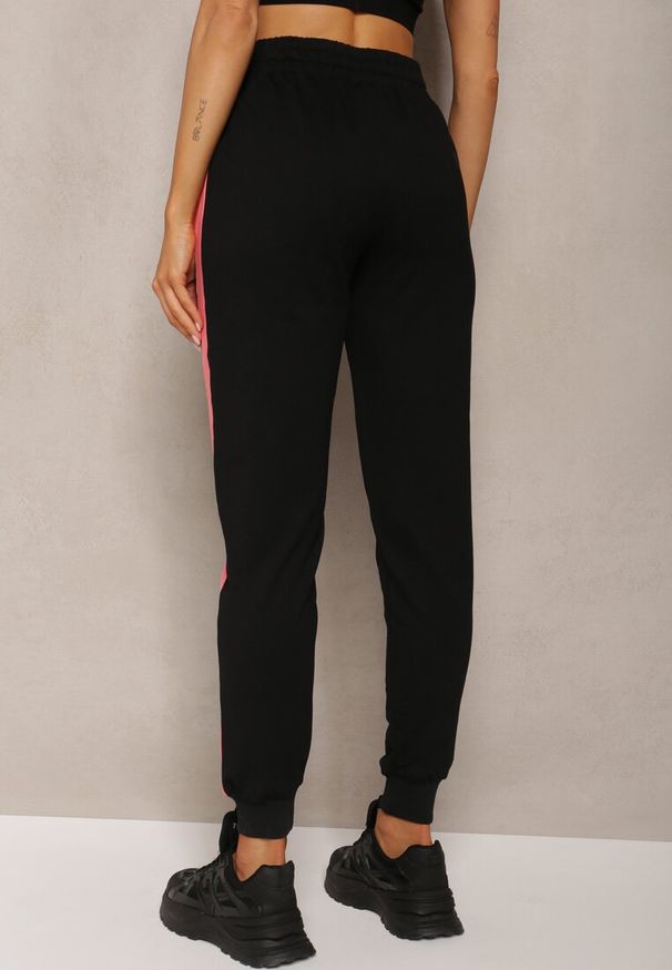 Renee - Czarne Spodnie Dresowe High Waist Wykończone Lampasami i Ozdobione Napisem Sikara. Okazja: na co dzień. Stan: podwyższony. Kolor: czarny. Materiał: dresówka. Długość: krótkie. Wzór: napisy, aplikacja. Styl: sportowy, elegancki, casual