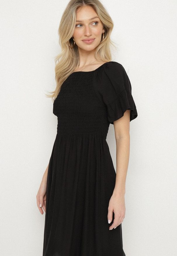 Born2be - Czarna Rozkloszowana Sukienka Bawełniana z Bufiastymi Rękawami i Elastyczną Górą Veliova. Okazja: na co dzień. Kolor: czarny. Materiał: bawełna. Styl: casual, elegancki