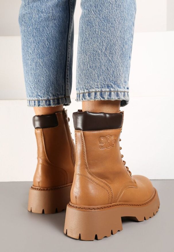 Born2be - Brązowe Płaskie Botki Traperki Vices ze Sznurowaniem i Tłoczeniem Zeriana. Okazja: na co dzień. Zapięcie: sznurówki. Kolor: brązowy. Materiał: jeans, skóra. Styl: klasyczny, casual