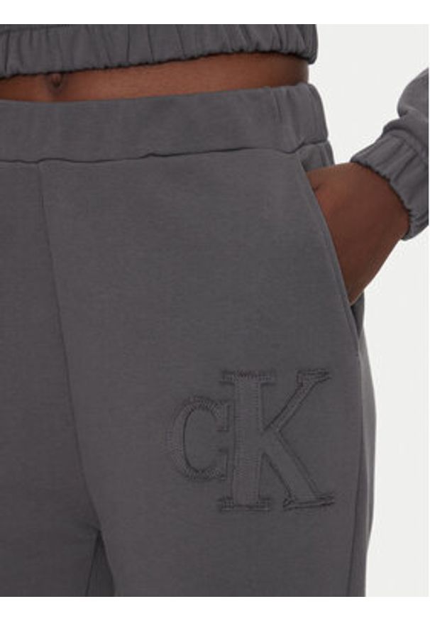 Calvin Klein Jeans Spodnie dresowe J20J225355 Szary Regular Fit. Kolor: szary. Materiał: bawełna