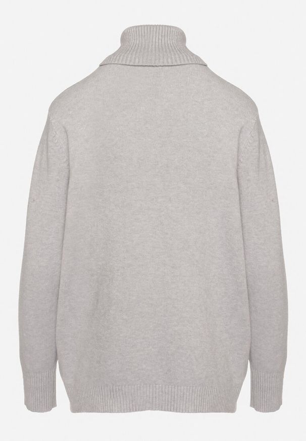 Born2be - Szary Golf z Wiskozą o Pudełkowym Kroju z Ozdobnymi Guzikami przy Rękawach Tialyn. Okazja: na co dzień. Typ kołnierza: golf. Kolor: szary. Materiał: wiskoza. Długość rękawa: długi rękaw. Długość: długie. Styl: casual