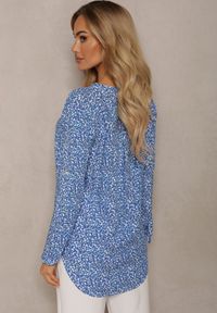 Renee - Jasnoniebieska Asymetryczna Bluzka z Wiskozy i z Guziczkami Orlvina. Kolor: niebieski. Materiał: wiskoza. Styl: elegancki