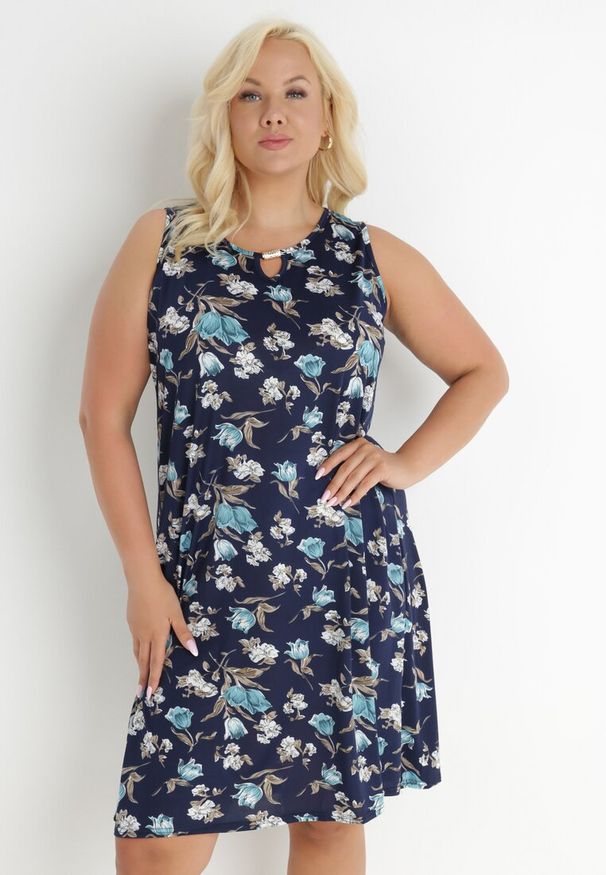 Born2be - Granatowa Sukienka Carre. Kolekcja: plus size. Kolor: niebieski. Materiał: bawełna, dzianina. Długość rękawa: bez rękawów. Wzór: kwiaty. Typ sukienki: dla puszystych. Styl: klasyczny. Długość: midi