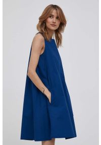 United Colors of Benetton sukienka bawełniana kolor granatowy mini prosta. Okazja: na co dzień. Kolor: niebieski. Materiał: bawełna. Długość rękawa: na ramiączkach. Typ sukienki: proste. Styl: casual, klasyczny. Długość: mini #1