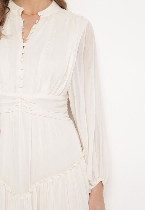 Born2be - Jasnobeżowa Długa Sukienka Koktajlowa w Stylu Retro z Plisami i Stójką Leowia. Typ kołnierza: kołnierzyk stójkowy. Kolor: beżowy. Styl: wizytowy, retro. Długość: maxi