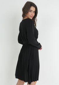 Born2be - Czarna Sukienka Plisowana z Kopertowym Dekoltem i Paskiem Minesia. Kolor: czarny. Materiał: materiał. Typ sukienki: kopertowe. Styl: elegancki #5