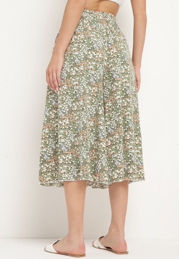 Born2be - Zielone Spodnie z Szerokimi Nogawkami Typu Kuloty z Wysokim Stanem i Gumką w Talii Vikiila. Okazja: na co dzień. Stan: podwyższony. Kolor: zielony. Materiał: tkanina, bawełna. Wzór: gładki, kwiaty. Sezon: lato. Styl: casual