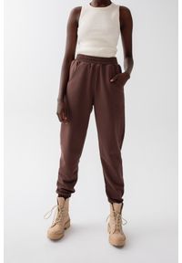 Marsala - Spodnie dresowe typu jogger w kolorze CACAO BROWN - DISPLAY-XS. Stan: podwyższony. Kolor: brązowy. Materiał: dresówka. Styl: elegancki