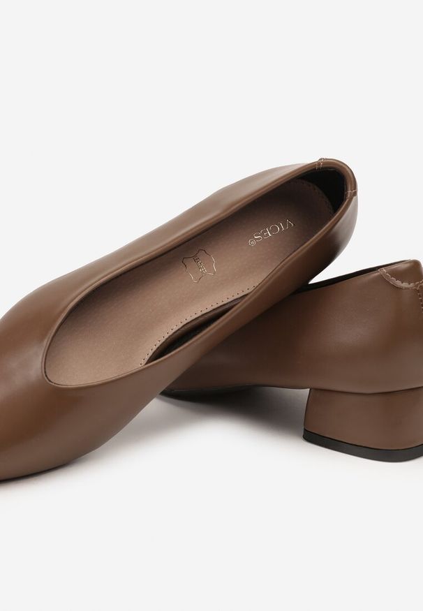 Renee - Ciemnobeżowe Czółenka na Słupku Vices ze Skórzaną Wkładką Alinire. Kolor: beżowy. Materiał: skóra. Obcas: na słupku. Styl: elegancki