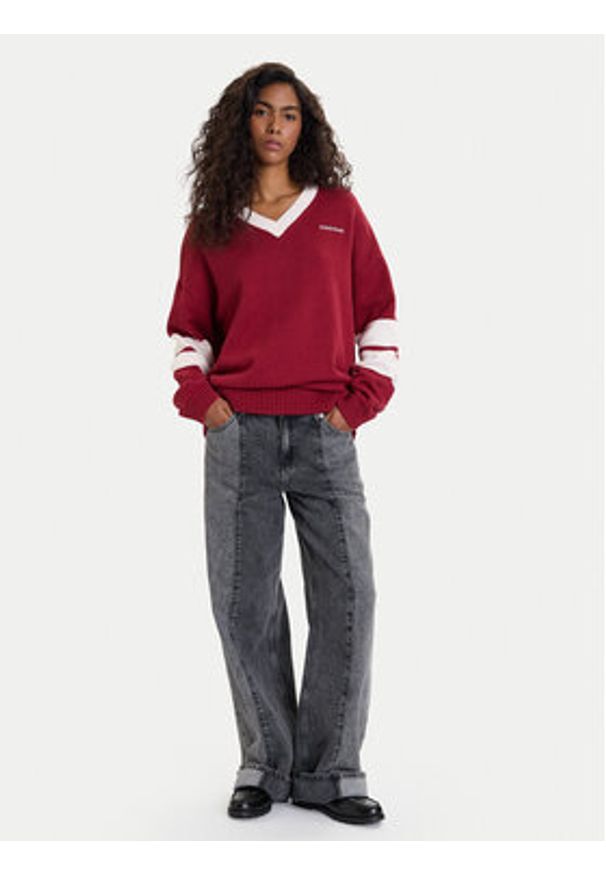 Guess Jeans Sweter 178814 Czerwony Classic Fit. Kolor: czerwony. Materiał: bawełna