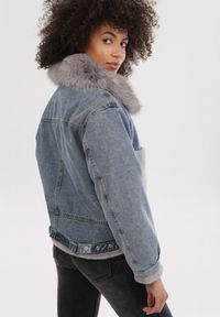 Born2be - Niebieska Kurtka Daeigina. Okazja: na co dzień. Kolor: niebieski. Materiał: futro, jeans, materiał. Długość rękawa: długi rękaw. Długość: długie. Styl: casual #2