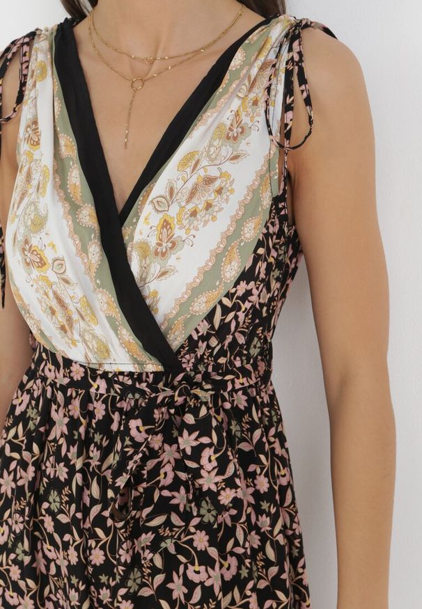 Born2be - Czarny Wiskozowy Kombinezon z Kieszeniami i Paskiem Materiałowym Belloni. Kolor: czarny. Materiał: materiał, wiskoza