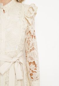 Born2be - Beżowa Koronkowa Sukienka z Paskiem w Talii i Falbanką Nicasta. Okazja: na co dzień. Typ kołnierza: kołnierzyk stójkowy. Kolor: beżowy. Materiał: koronka. Długość rękawa: długi rękaw. Typ sukienki: proste. Styl: casual, elegancki #3