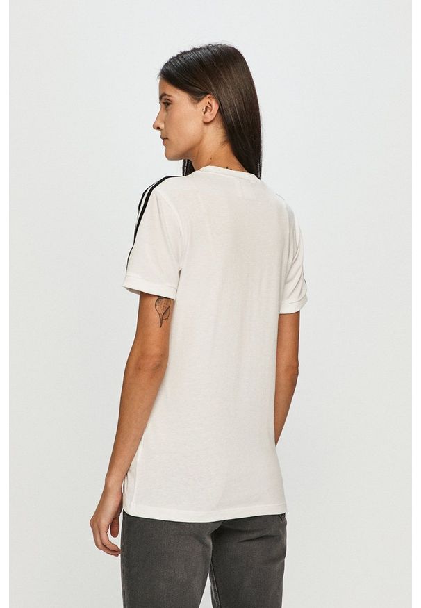 adidas Originals - T-shirt. Okazja: na co dzień. Kolor: biały. Wzór: aplikacja. Styl: casual